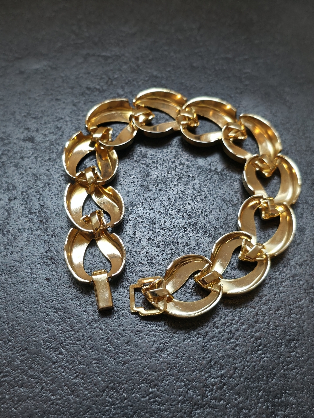 Vintage 1980s Chunky Wishbone Link Statement Bracelet – High Polish Gold - Picture 2 of 3